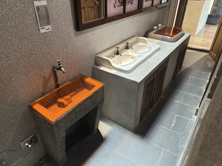 【圖2.】太和堂藥房三個時期並置的洗手槽（圖片由筆者自攝）