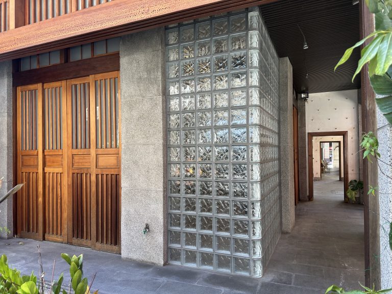 【圖3.】太和堂藥房牆面陽角的玻璃磚設計（圖片由筆者自攝）